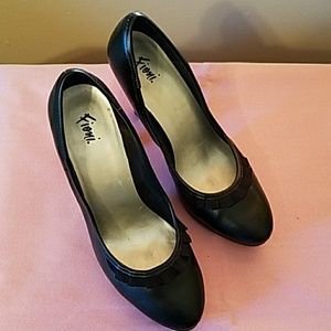 Ladies Fioni Blk high heels w/ ruffle